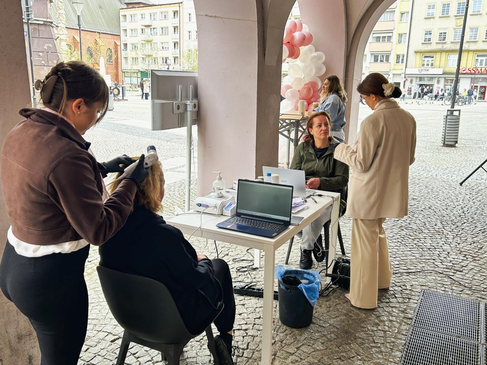 Zdjęcie w galerii na portalu naszraciborz.pl: Za nami Dzień Trychologii w Raciborzu. Mieszkańcy skorzystali z bezpłatnych konsultacji wiadomości z regionu