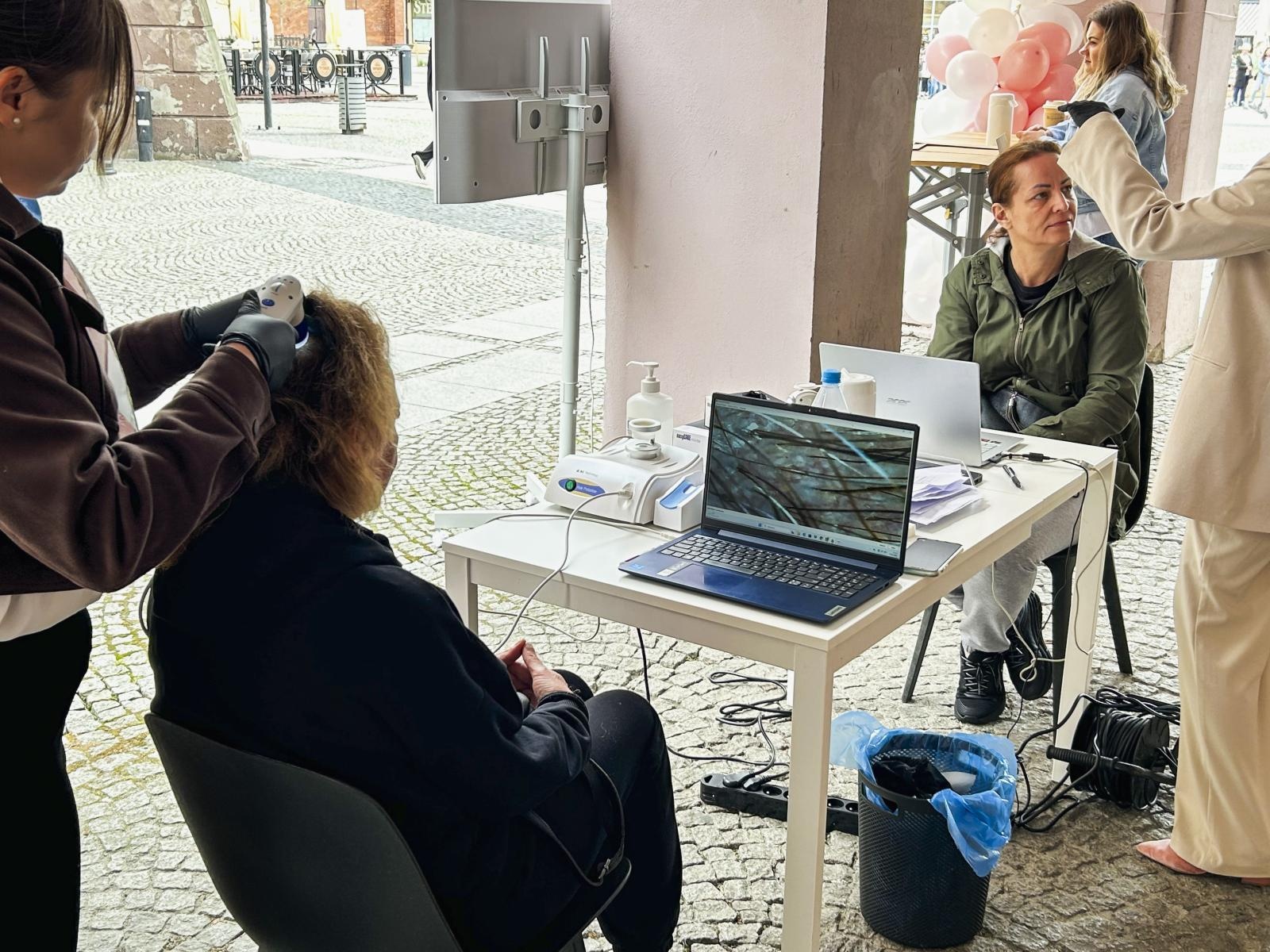 Zdjęcie w galerii na portalu naszraciborz.pl: Za nami Dzień Trychologii w Raciborzu. Mieszkańcy skorzystali z bezpłatnych konsultacji wiadomości z regionu
