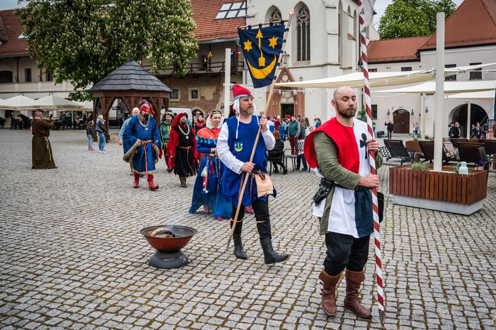 Zdjęcie w galerii na portalu naszraciborz.pl: Po setkach lat na raciborskim zamku znów pasowano rycerza wiadomości z regionu