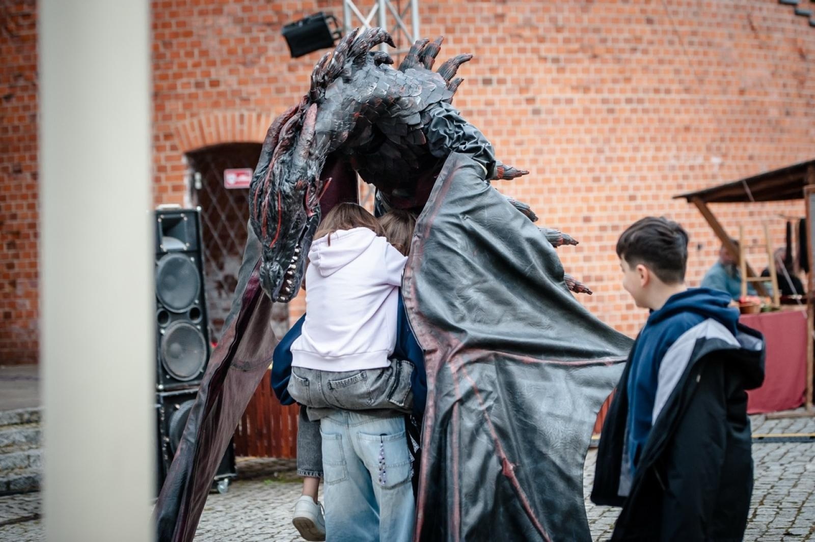 Zdjęcie w galerii na portalu naszraciborz.pl: II Festiwal Średniowieczny na Zamku Piastowskim - walki rycerskie, smok i teatry ognia [FOTO i WIDEO] wiadomości z regionu
