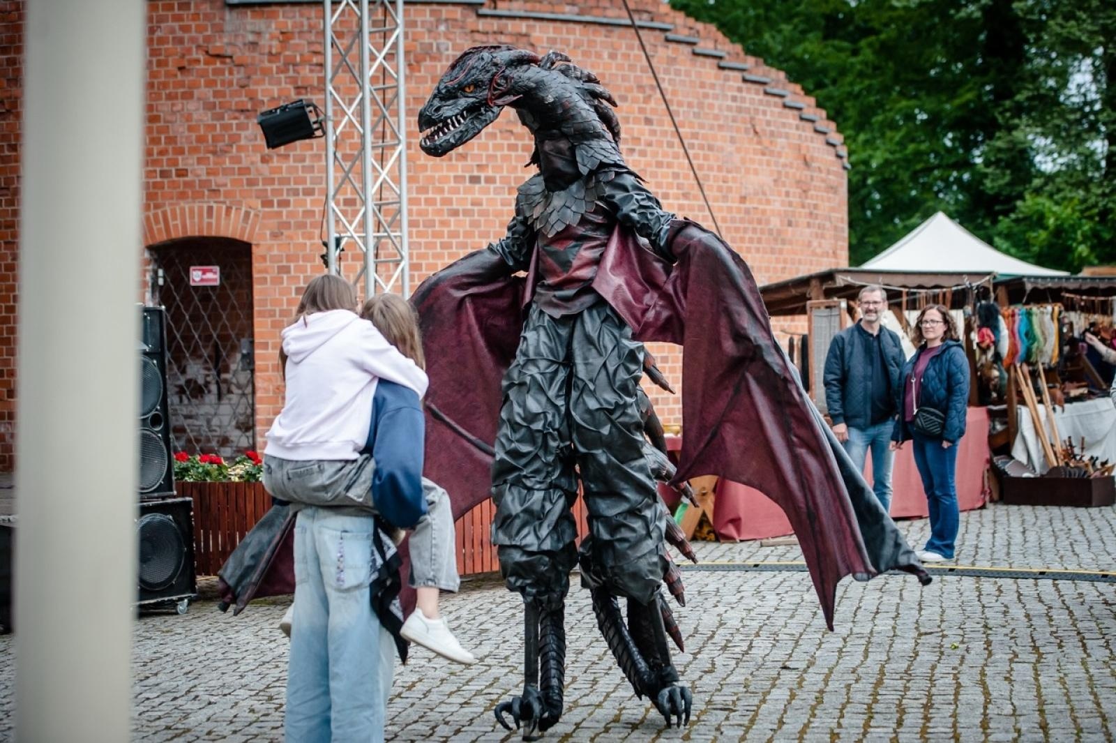 Zdjęcie w galerii na portalu naszraciborz.pl: II Festiwal Średniowieczny na Zamku Piastowskim - walki rycerskie, smok i teatry ognia [FOTO i WIDEO] wiadomości z regionu