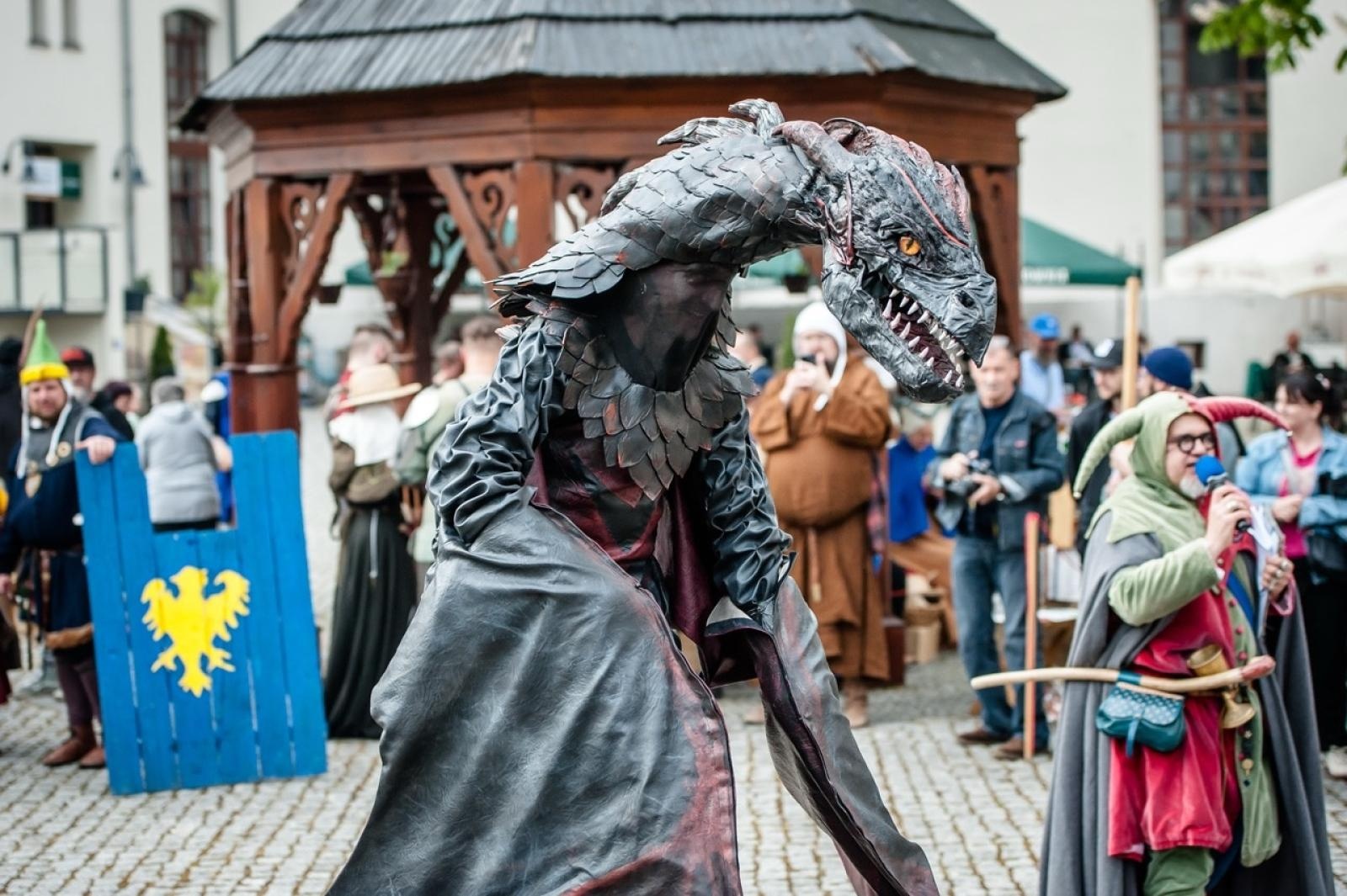 Zdjęcie w galerii na portalu naszraciborz.pl: II Festiwal Średniowieczny na Zamku Piastowskim - walki rycerskie, smok i teatry ognia [FOTO i WIDEO] wiadomości z regionu