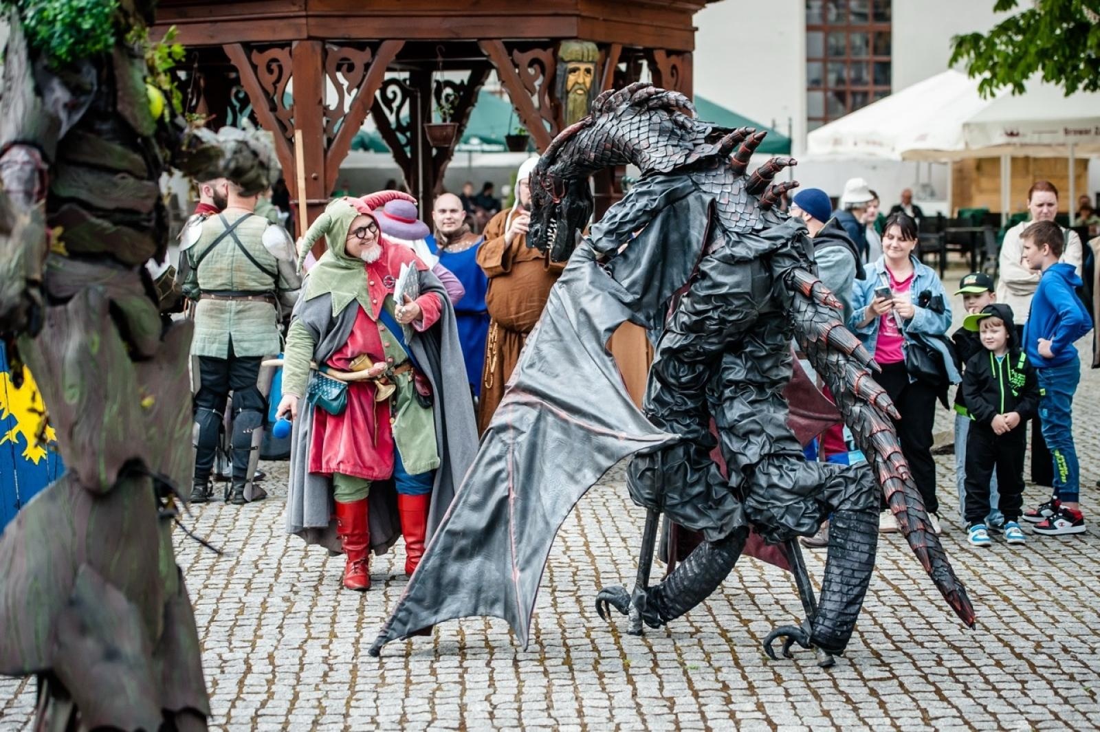 Zdjęcie w galerii na portalu naszraciborz.pl: II Festiwal Średniowieczny na Zamku Piastowskim - walki rycerskie, smok i teatry ognia [FOTO i WIDEO] wiadomości z regionu