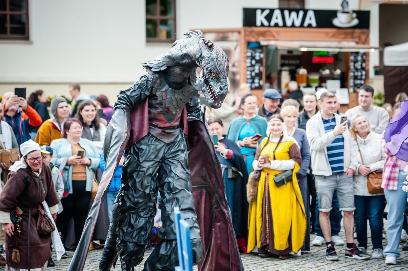 Zdjęcie w galerii na portalu naszraciborz.pl: II Festiwal Średniowieczny na Zamku Piastowskim - walki rycerskie, smok i teatry ognia [FOTO i WIDEO] wiadomości z regionu