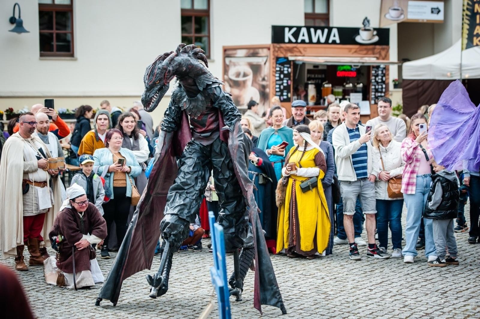 Zdjęcie w galerii na portalu naszraciborz.pl: II Festiwal Średniowieczny na Zamku Piastowskim - walki rycerskie, smok i teatry ognia [FOTO i WIDEO] wiadomości z regionu