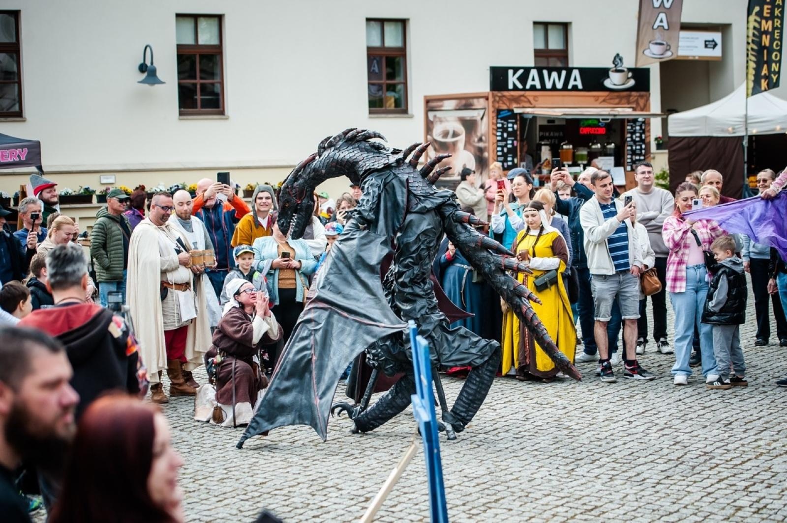 Zdjęcie w galerii na portalu naszraciborz.pl: II Festiwal Średniowieczny na Zamku Piastowskim - walki rycerskie, smok i teatry ognia [FOTO i WIDEO] wiadomości z regionu