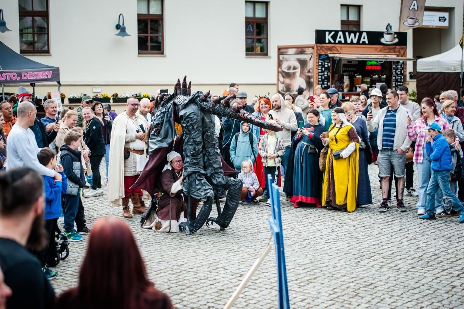 Zdjęcie w galerii na portalu naszraciborz.pl: II Festiwal Średniowieczny na Zamku Piastowskim - walki rycerskie, smok i teatry ognia [FOTO i WIDEO] wiadomości z regionu