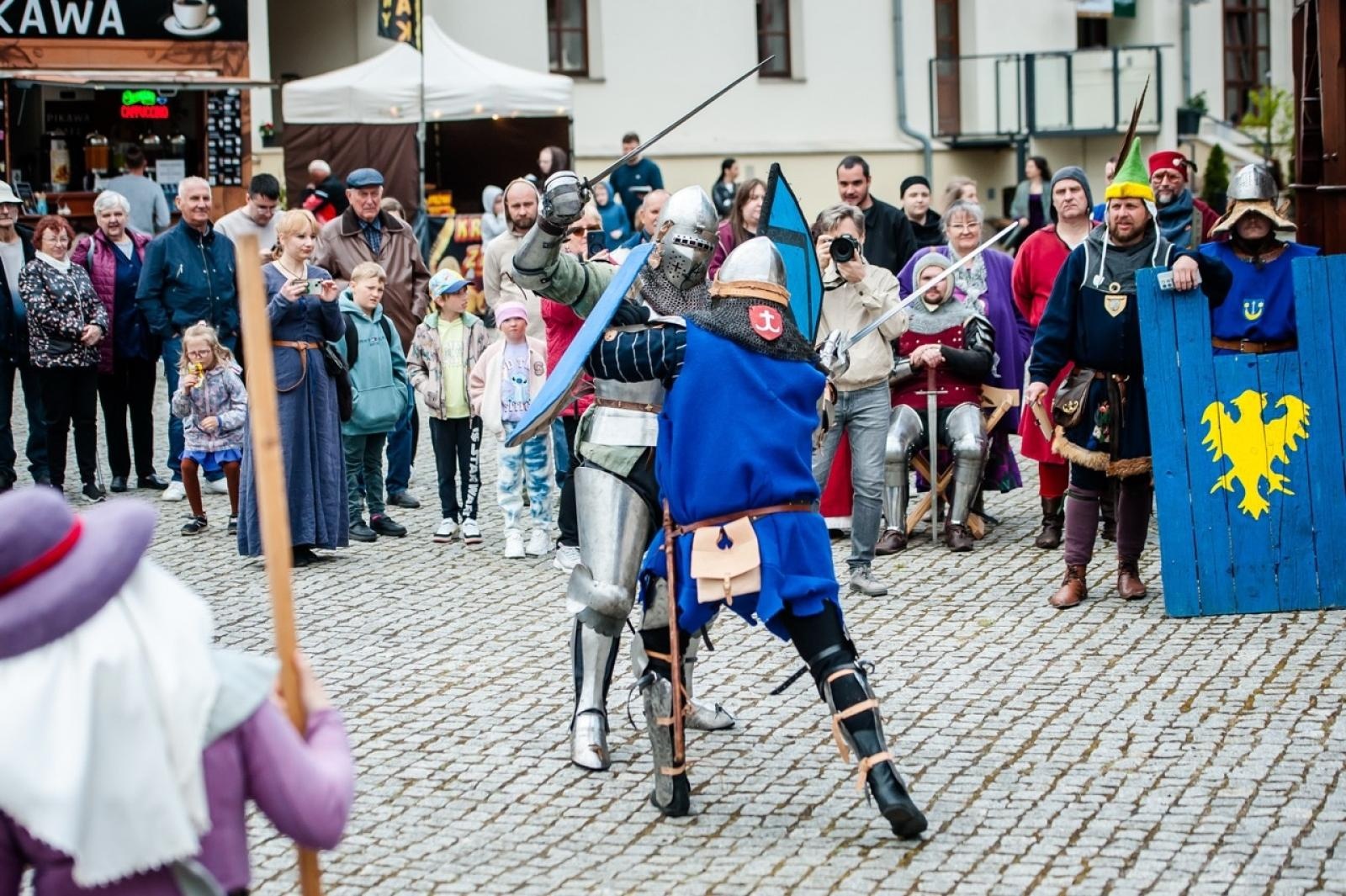 Zdjęcie w galerii na portalu naszraciborz.pl: II Festiwal Średniowieczny na Zamku Piastowskim - walki rycerskie, smok i teatry ognia [FOTO i WIDEO] wiadomości z regionu