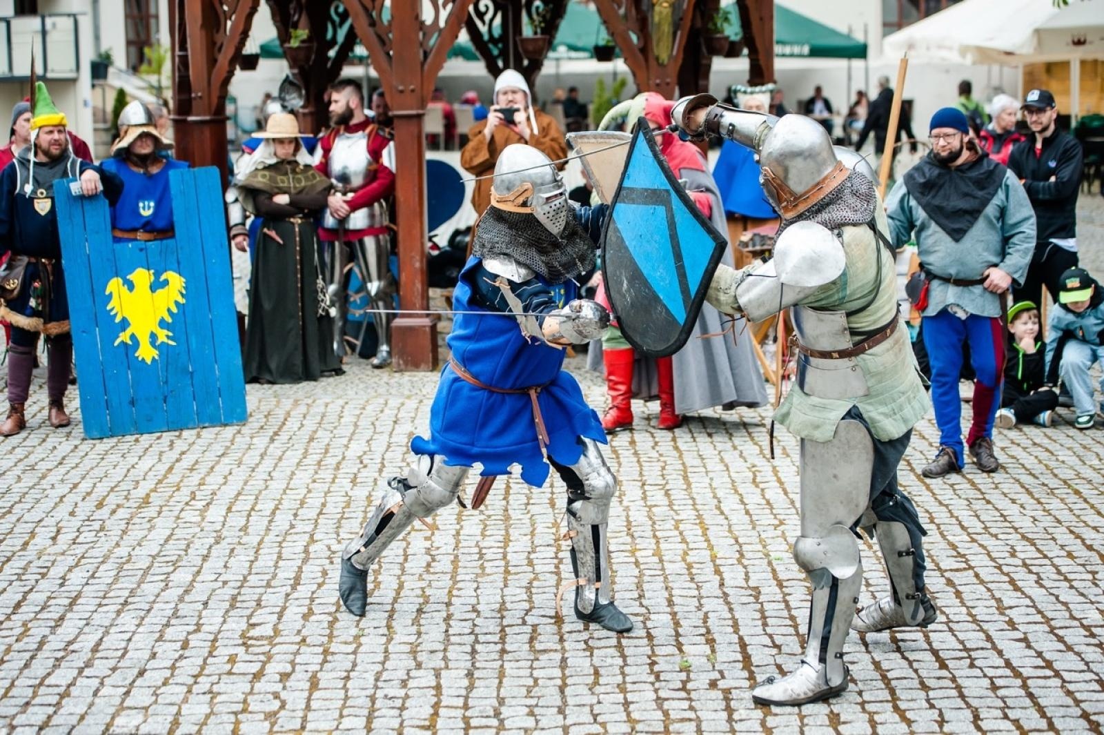 Zdjęcie w galerii na portalu naszraciborz.pl: II Festiwal Średniowieczny na Zamku Piastowskim - walki rycerskie, smok i teatry ognia [FOTO i WIDEO] wiadomości z regionu