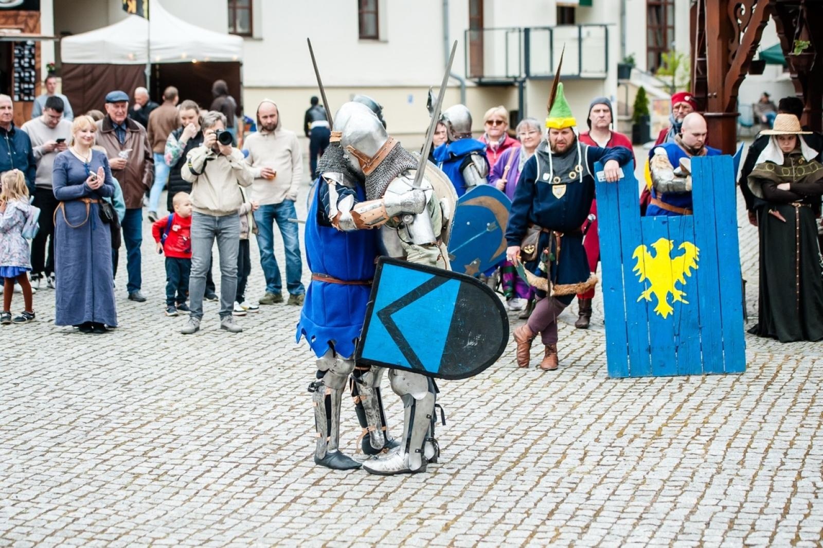 Zdjęcie w galerii na portalu naszraciborz.pl: II Festiwal Średniowieczny na Zamku Piastowskim - walki rycerskie, smok i teatry ognia [FOTO i WIDEO] wiadomości z regionu
