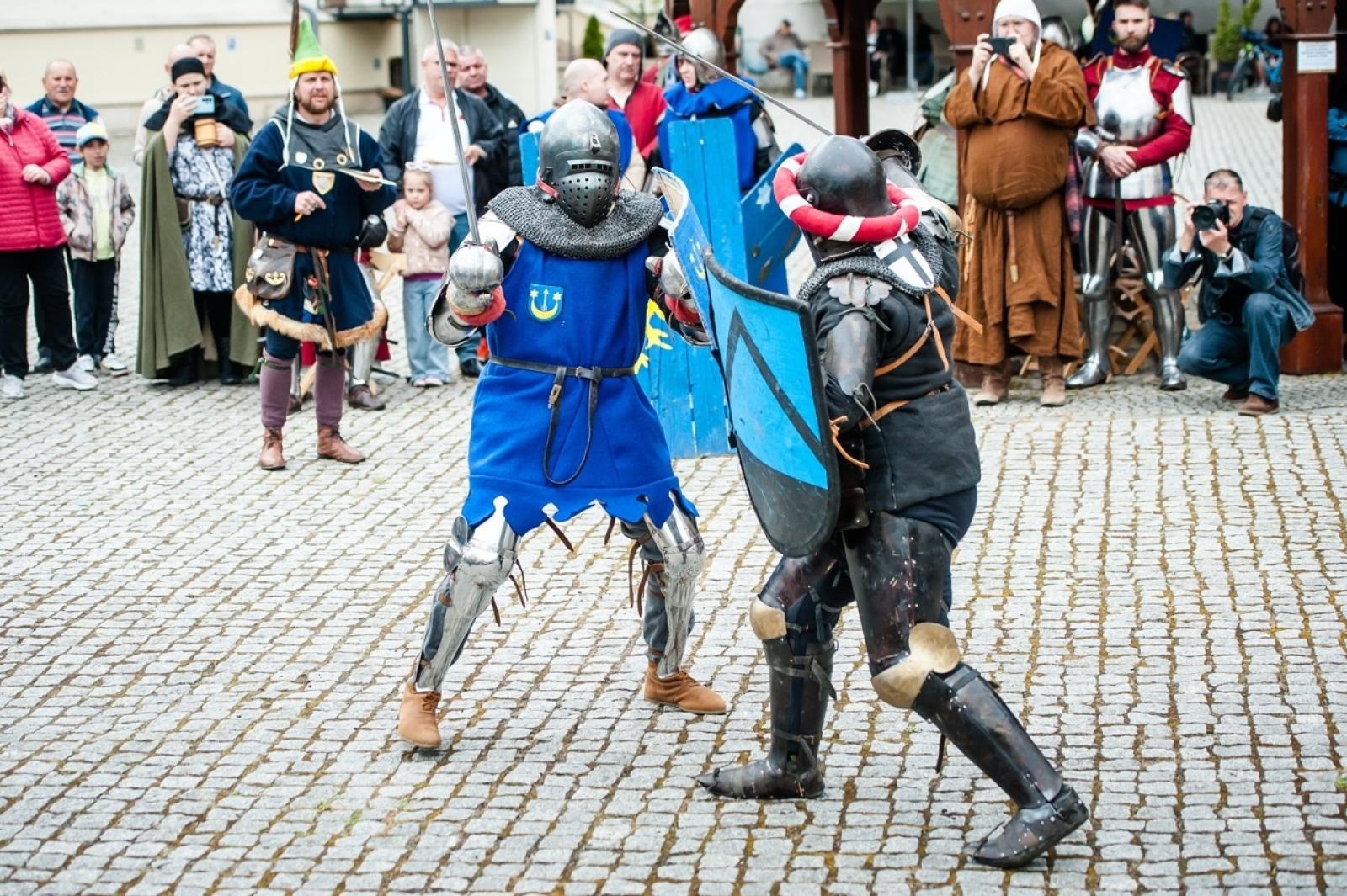 Zdjęcie w galerii na portalu naszraciborz.pl: II Festiwal Średniowieczny na Zamku Piastowskim - walki rycerskie, smok i teatry ognia [FOTO i WIDEO] wiadomości z regionu
