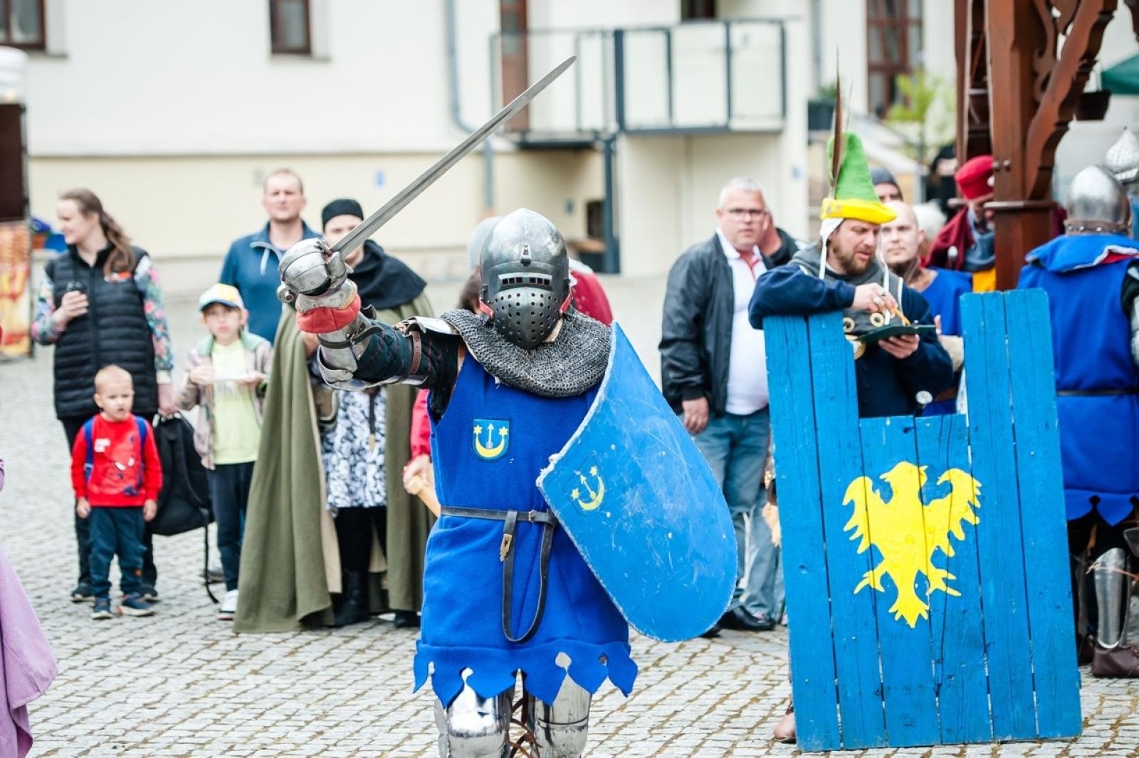 Zdjęcie w galerii na portalu naszraciborz.pl: II Festiwal Średniowieczny na Zamku Piastowskim - walki rycerskie, smok i teatry ognia [FOTO i WIDEO] wiadomości z regionu