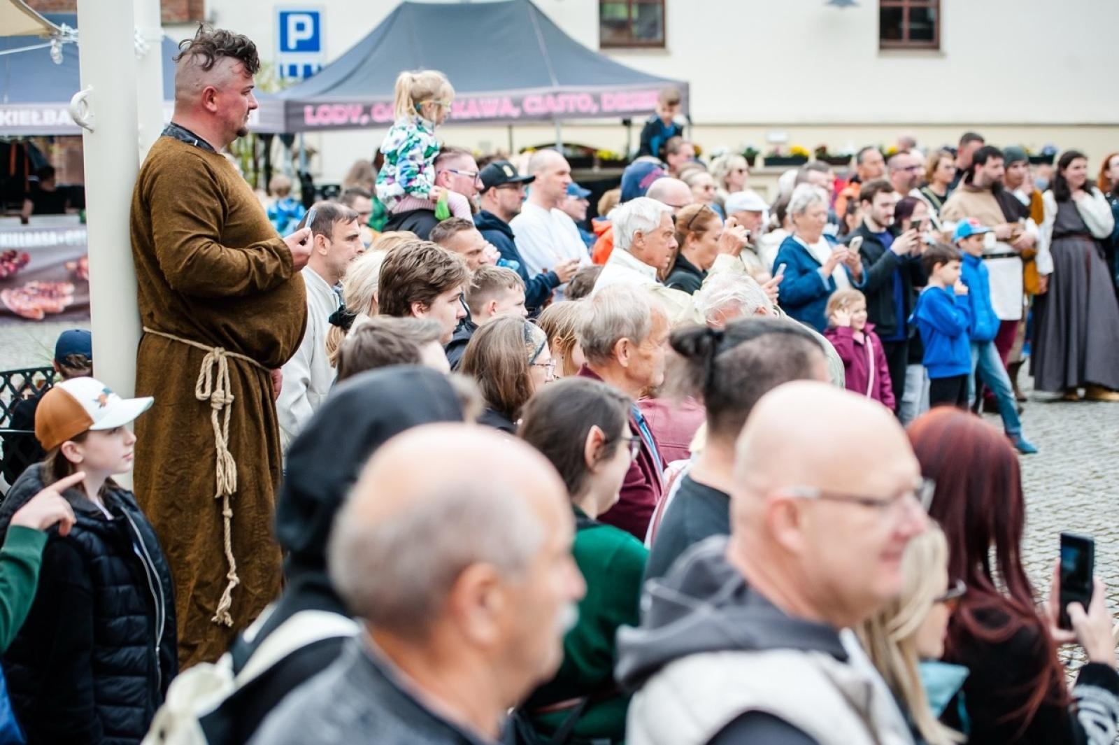 Zdjęcie w galerii na portalu naszraciborz.pl: II Festiwal Średniowieczny na Zamku Piastowskim - walki rycerskie, smok i teatry ognia [FOTO i WIDEO] wiadomości z regionu