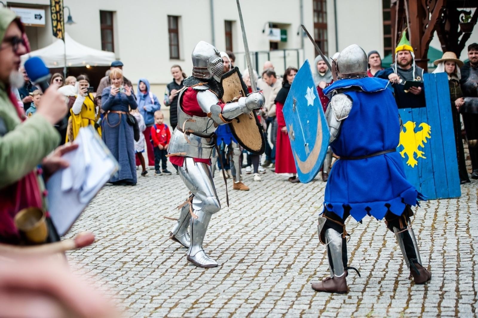 Zdjęcie w galerii na portalu naszraciborz.pl: II Festiwal Średniowieczny na Zamku Piastowskim - walki rycerskie, smok i teatry ognia [FOTO i WIDEO] wiadomości z regionu