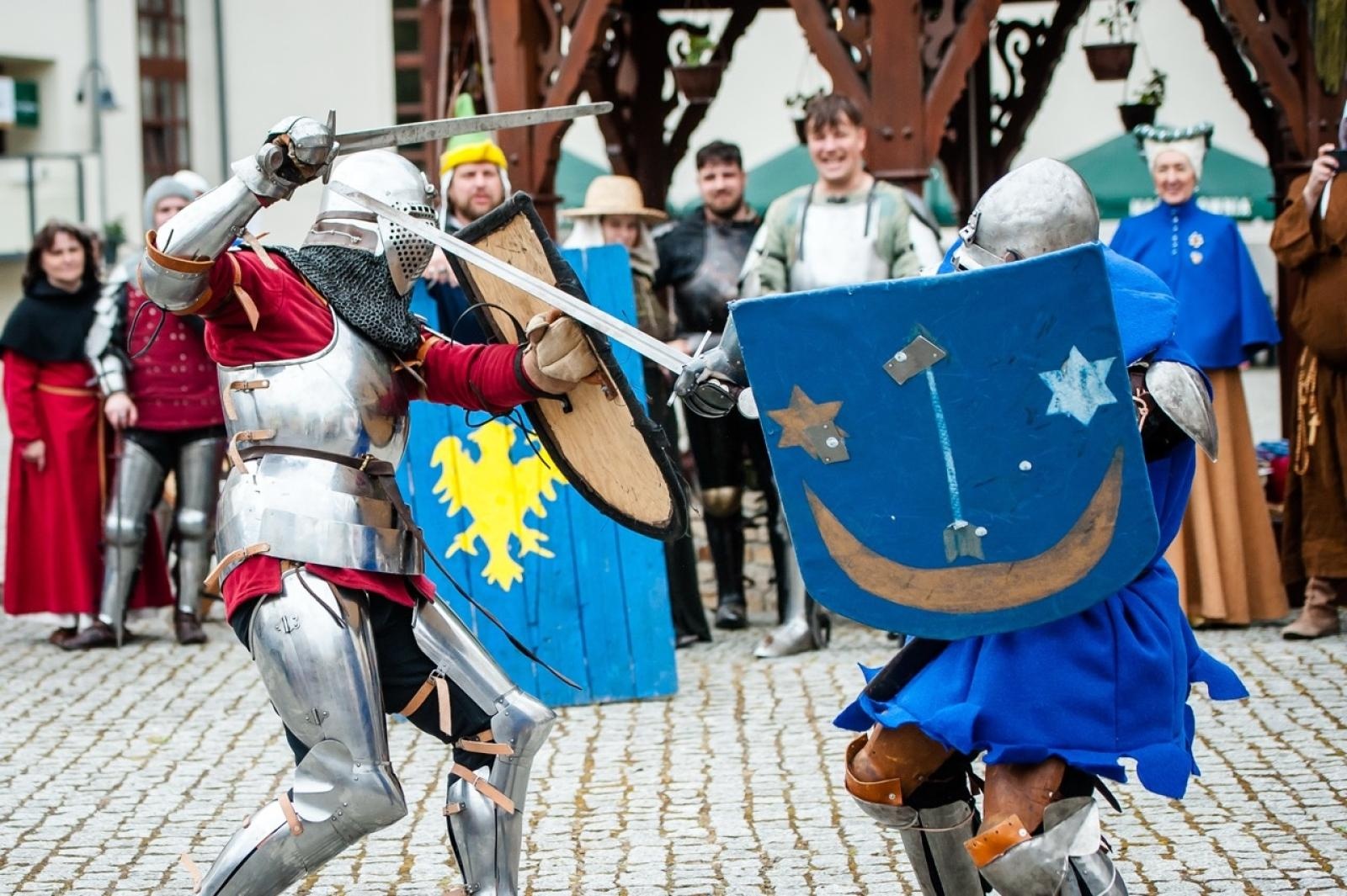 Zdjęcie w galerii na portalu naszraciborz.pl: II Festiwal Średniowieczny na Zamku Piastowskim - walki rycerskie, smok i teatry ognia [FOTO i WIDEO] wiadomości z regionu