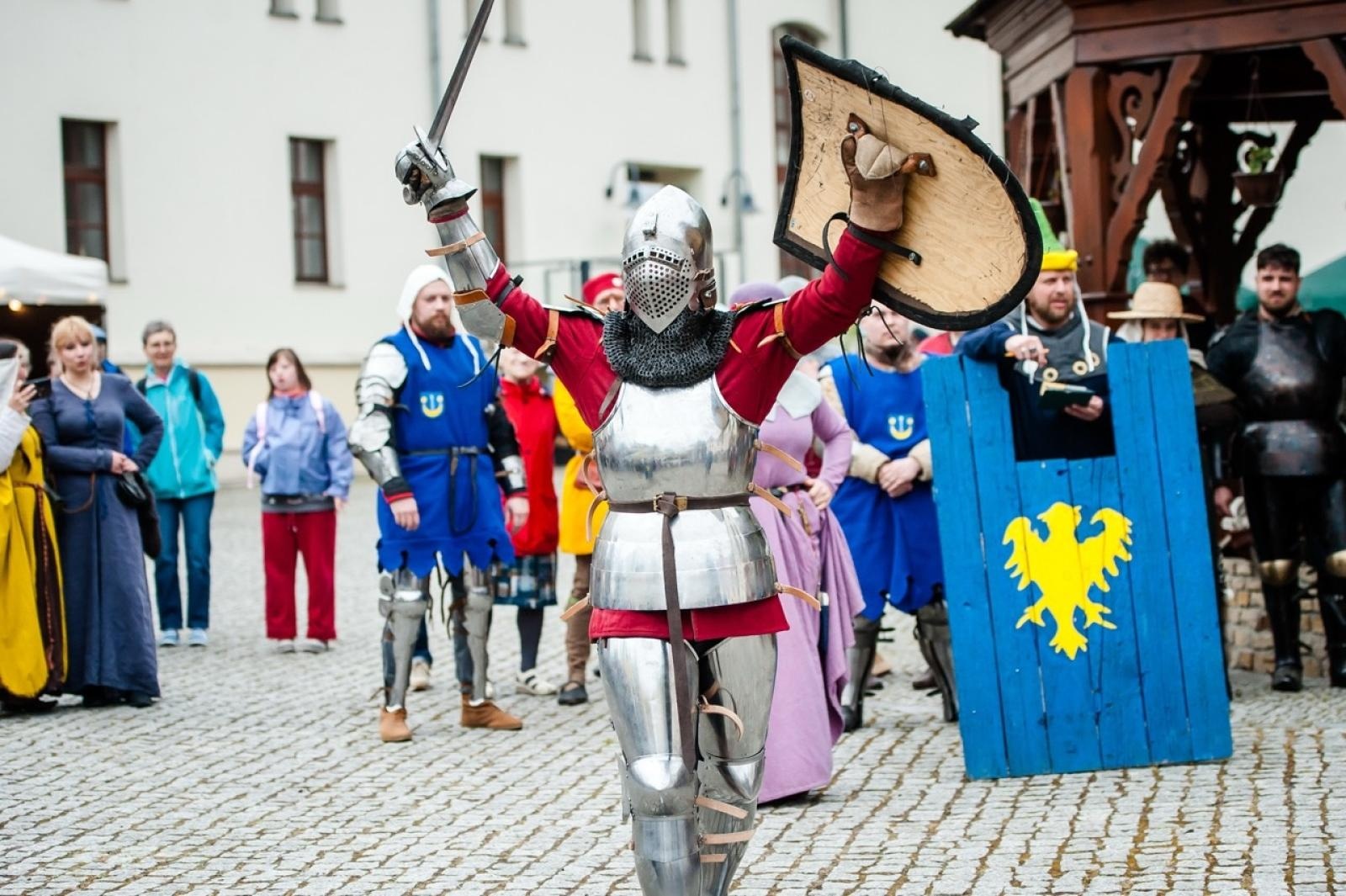 Zdjęcie w galerii na portalu naszraciborz.pl: II Festiwal Średniowieczny na Zamku Piastowskim - walki rycerskie, smok i teatry ognia [FOTO i WIDEO] wiadomości z regionu