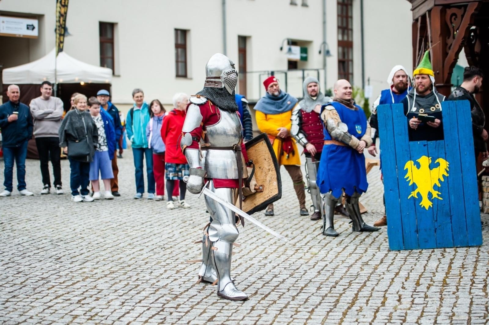 Zdjęcie w galerii na portalu naszraciborz.pl: II Festiwal Średniowieczny na Zamku Piastowskim - walki rycerskie, smok i teatry ognia [FOTO i WIDEO] wiadomości z regionu
