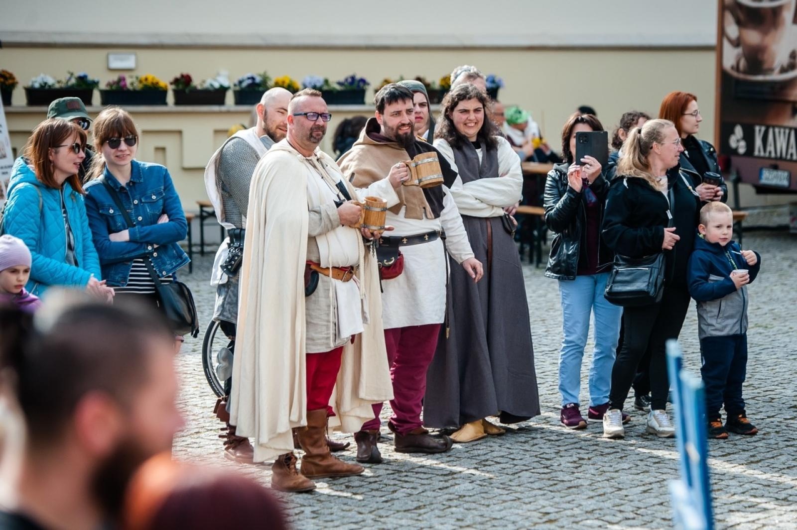 Zdjęcie w galerii na portalu naszraciborz.pl: II Festiwal Średniowieczny na Zamku Piastowskim - walki rycerskie, smok i teatry ognia [FOTO i WIDEO] wiadomości z regionu