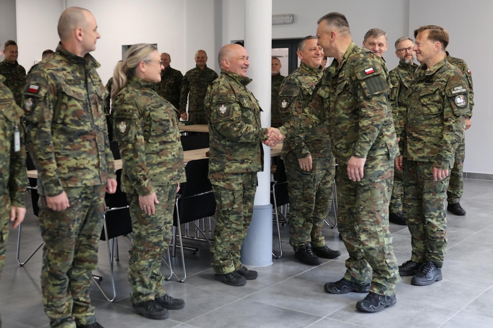 Zdjęcie w galerii na portalu naszraciborz.pl: Komendant Główny Straży Granicznej w Raciborzu. Odprawa kadry kierowniczej Śląskiego Oddziału SG wiadomości z regionu