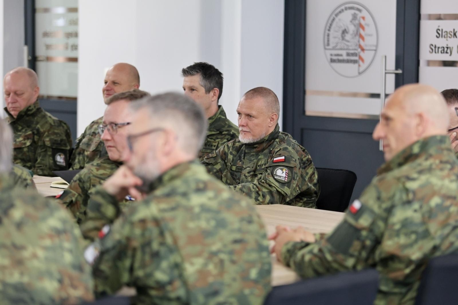 Zdjęcie w galerii na portalu naszraciborz.pl: Komendant Główny Straży Granicznej w Raciborzu. Odprawa kadry kierowniczej Śląskiego Oddziału SG wiadomości z regionu