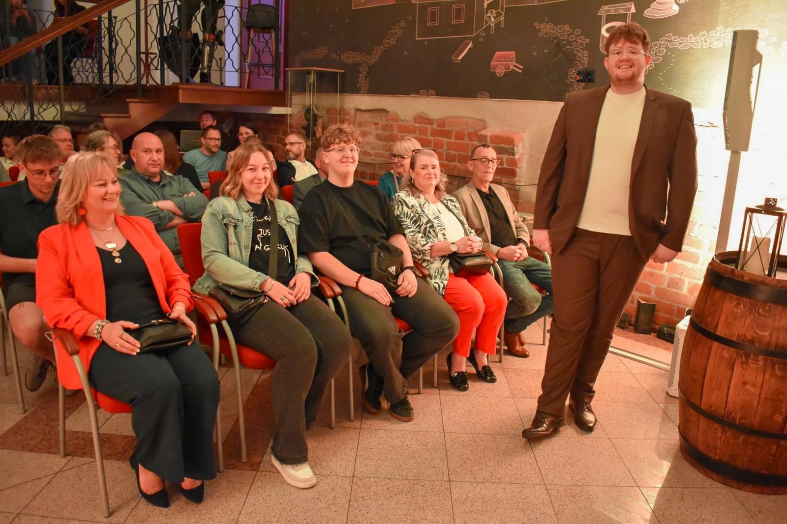 Zdjęcie w galerii na portalu naszraciborz.pl: Musicalowy wieczór Błażeja Klimaszki w raciborskim domu książęcym [FOTO i WIDEO] wiadomości z regionu
