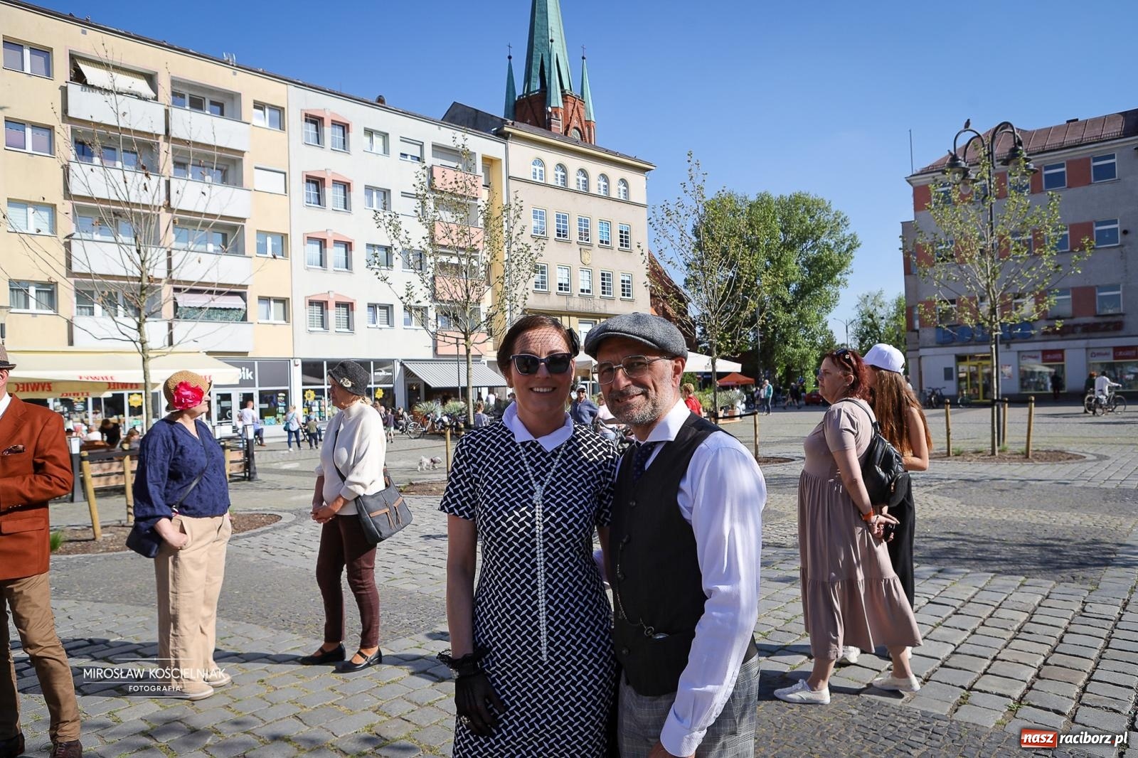 Zdjęcie w galerii na portalu naszraciborz.pl: Raciborski Spacer w Kapeluszach połączył modę, historię i miejską opowieść [FOTO] wiadomości z regionu