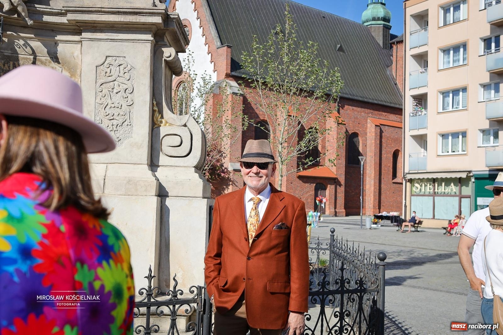 Zdjęcie w galerii na portalu naszraciborz.pl: Raciborski Spacer w Kapeluszach połączył modę, historię i miejską opowieść [FOTO] wiadomości z regionu
