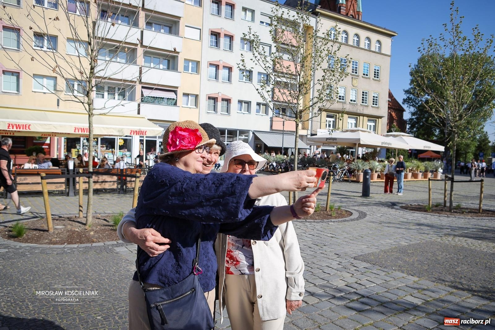 Zdjęcie w galerii na portalu naszraciborz.pl: Raciborski Spacer w Kapeluszach połączył modę, historię i miejską opowieść [FOTO] wiadomości z regionu