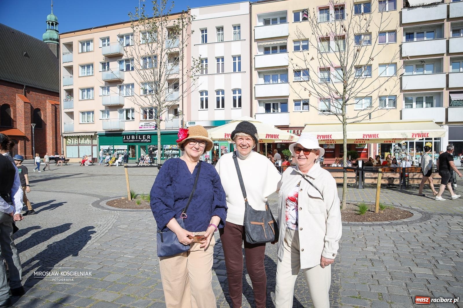 Zdjęcie w galerii na portalu naszraciborz.pl: Raciborski Spacer w Kapeluszach połączył modę, historię i miejską opowieść [FOTO] wiadomości z regionu