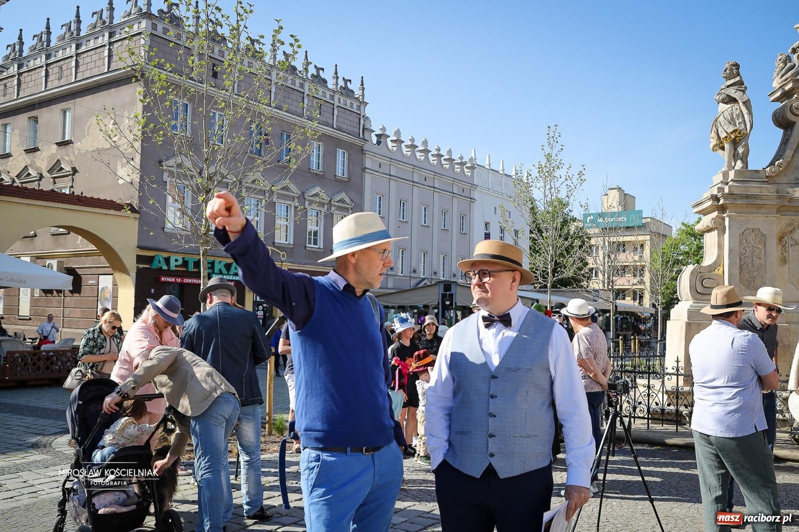 Zdjęcie w galerii na portalu naszraciborz.pl: Raciborski Spacer w Kapeluszach połączył modę, historię i miejską opowieść [FOTO] wiadomości z regionu