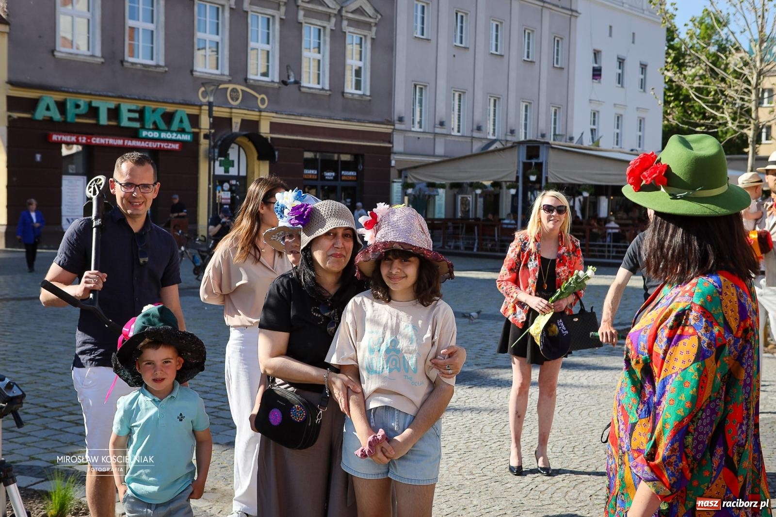 Zdjęcie w galerii na portalu naszraciborz.pl: Raciborski Spacer w Kapeluszach połączył modę, historię i miejską opowieść [FOTO] wiadomości z regionu