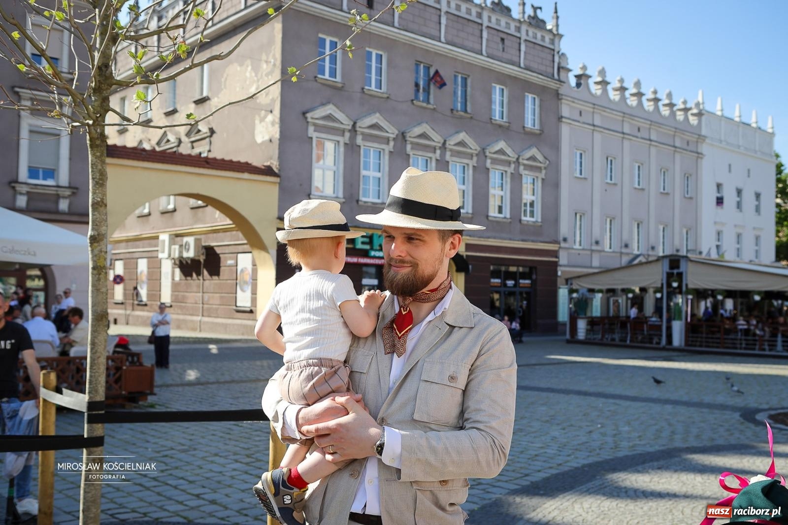 Zdjęcie w galerii na portalu naszraciborz.pl: Raciborski Spacer w Kapeluszach połączył modę, historię i miejską opowieść [FOTO] wiadomości z regionu