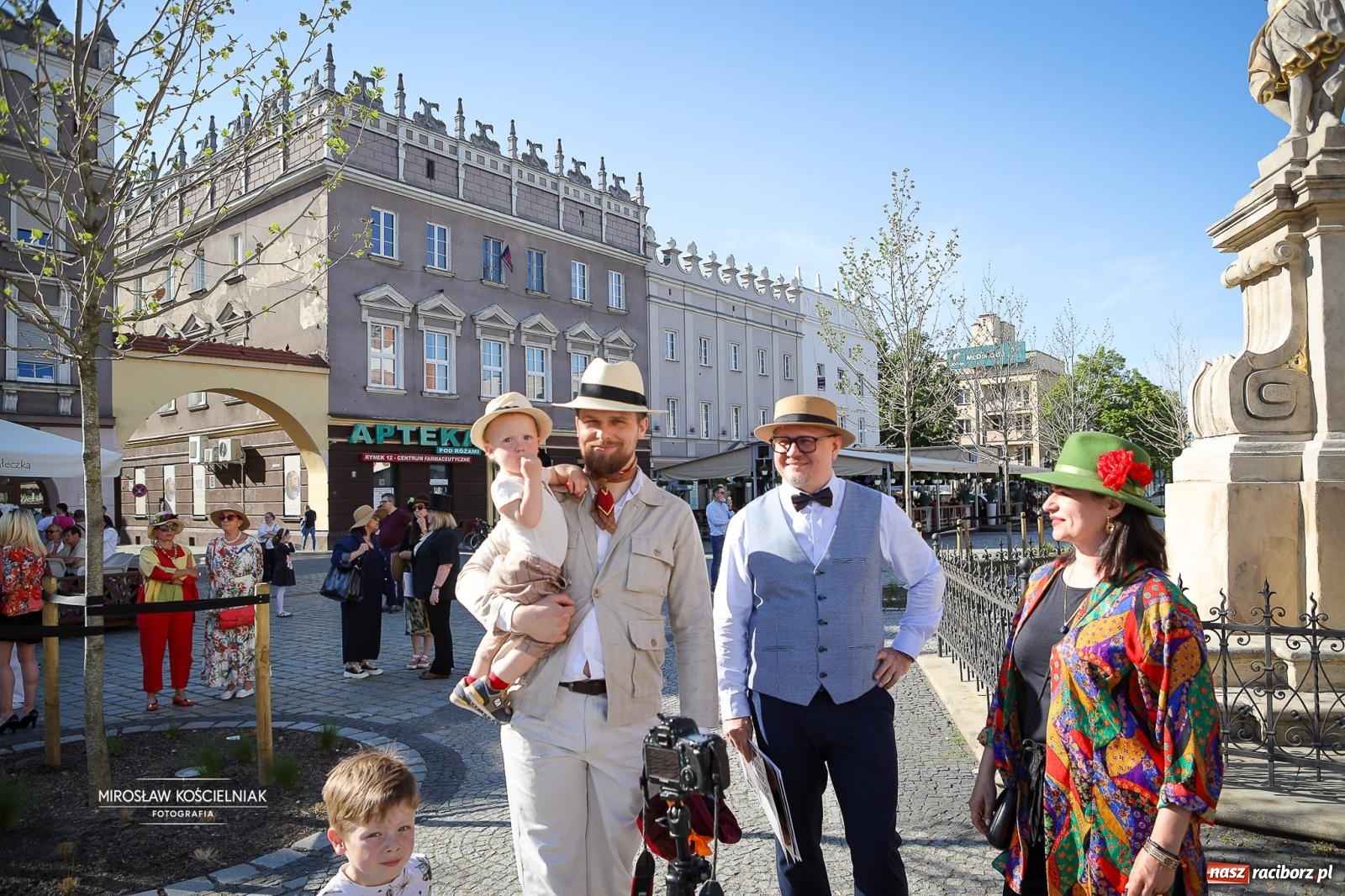 Zdjęcie w galerii na portalu naszraciborz.pl: Raciborski Spacer w Kapeluszach połączył modę, historię i miejską opowieść [FOTO] wiadomości z regionu