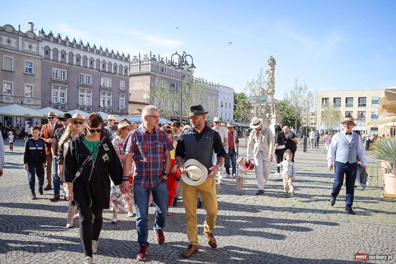 Zdjęcie w galerii na portalu naszraciborz.pl: Raciborski Spacer w Kapeluszach połączył modę, historię i miejską opowieść [FOTO] wiadomości z regionu
