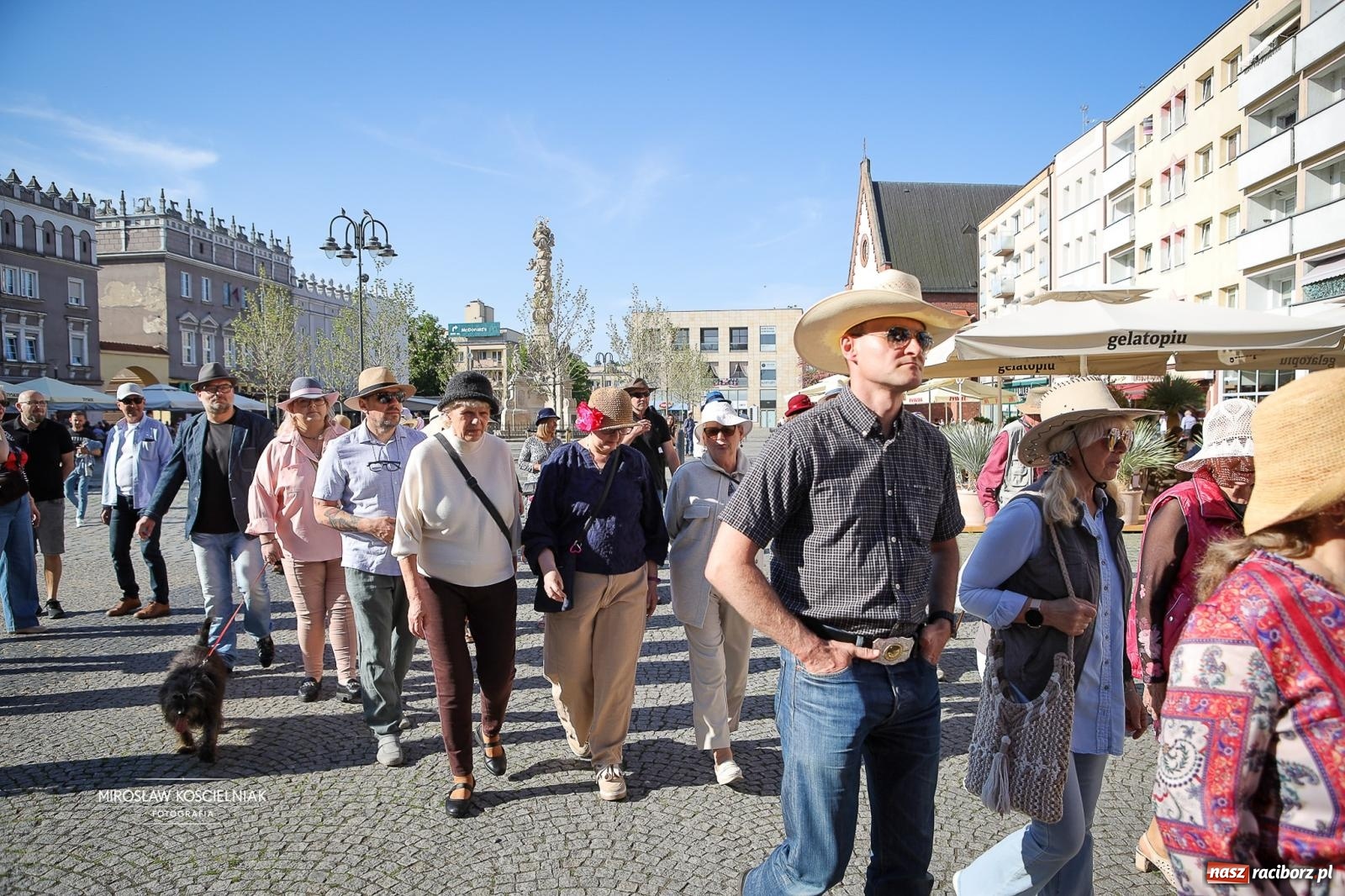 Zdjęcie w galerii na portalu naszraciborz.pl: Raciborski Spacer w Kapeluszach połączył modę, historię i miejską opowieść [FOTO] wiadomości z regionu