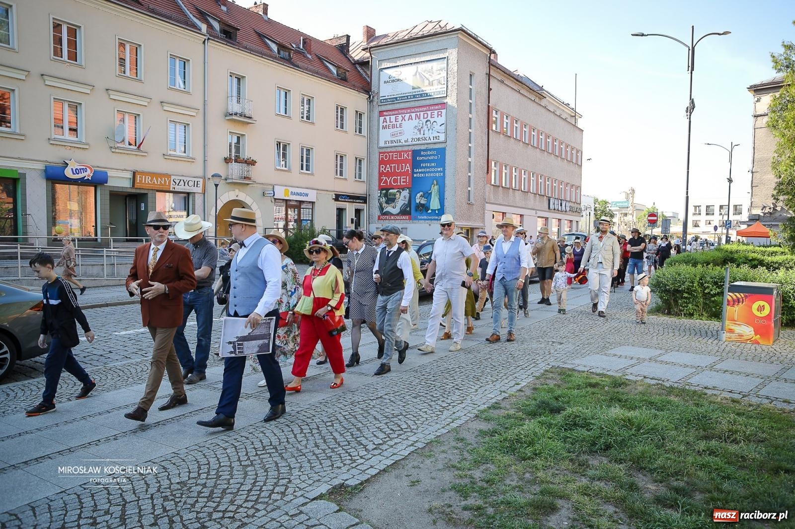 Zdjęcie w galerii na portalu naszraciborz.pl: Raciborski Spacer w Kapeluszach połączył modę, historię i miejską opowieść [FOTO] wiadomości z regionu