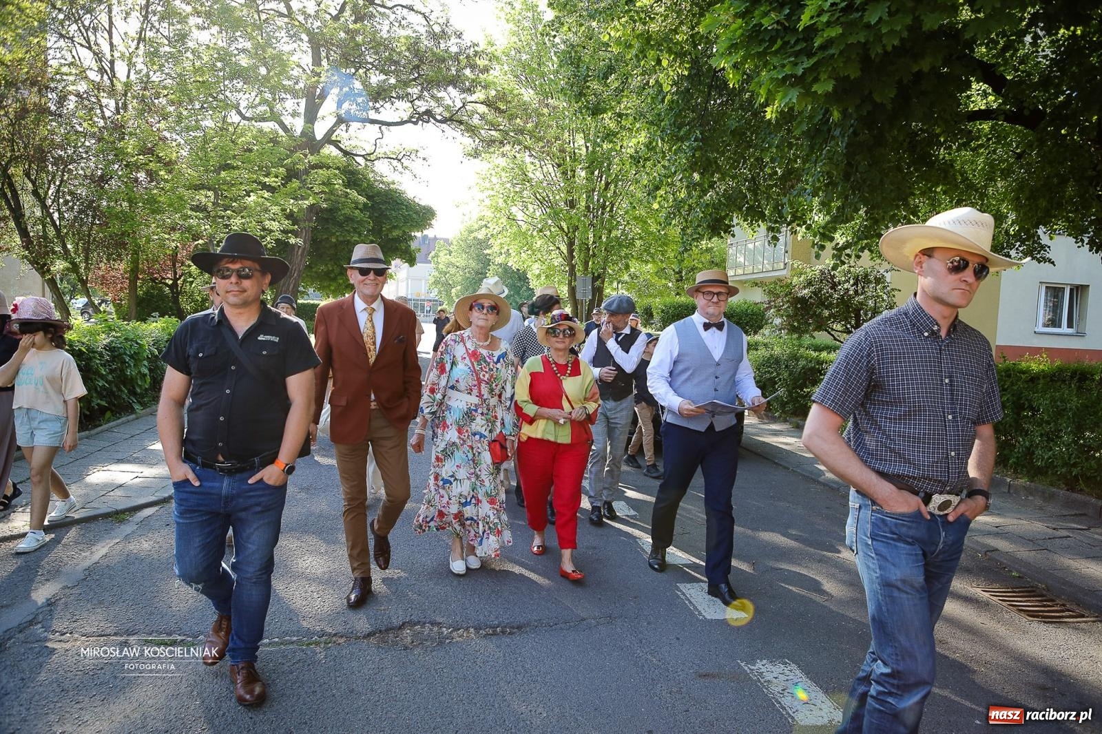 Zdjęcie w galerii na portalu naszraciborz.pl: Raciborski Spacer w Kapeluszach połączył modę, historię i miejską opowieść [FOTO] wiadomości z regionu