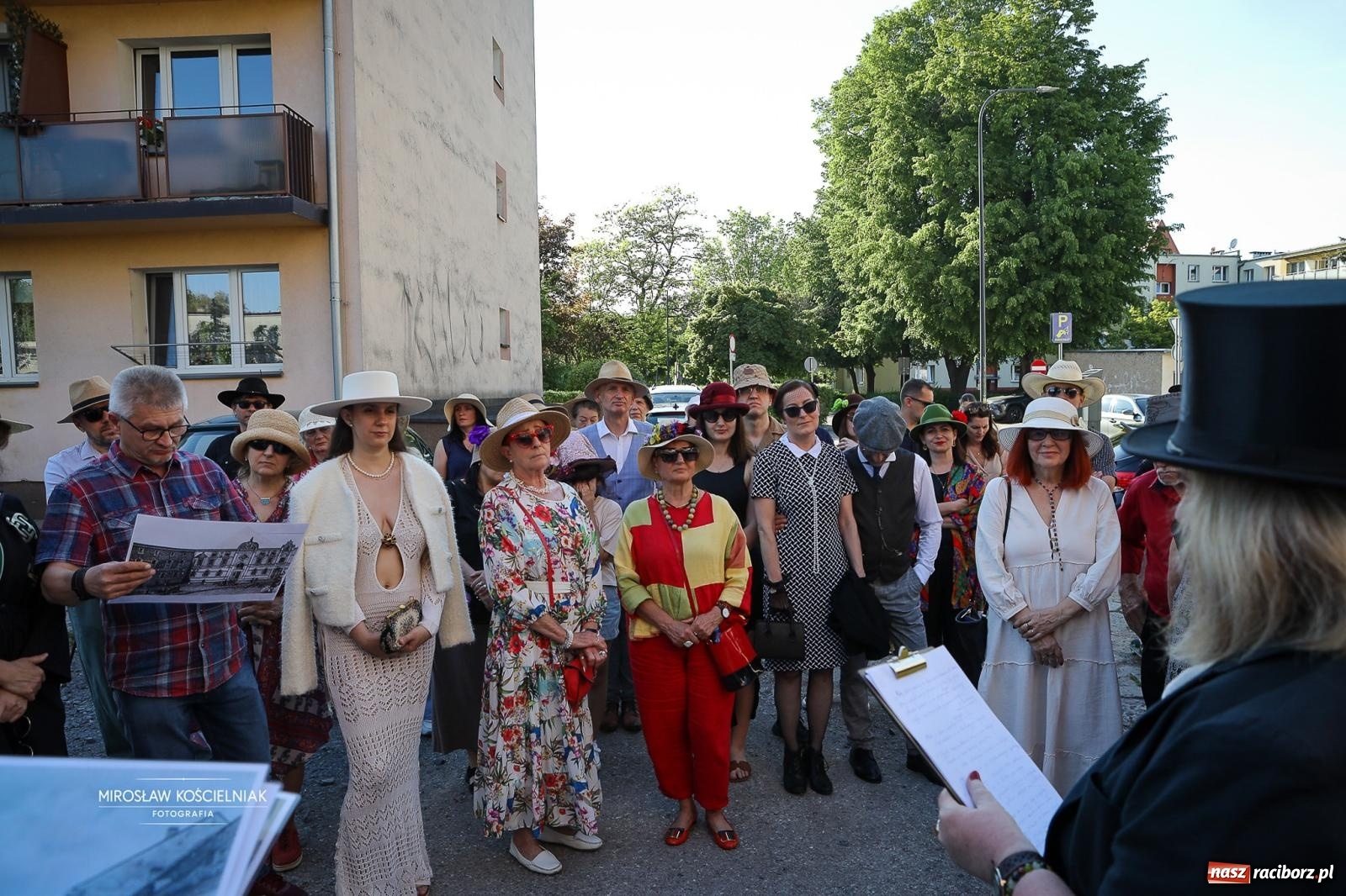 Zdjęcie w galerii na portalu naszraciborz.pl: Raciborski Spacer w Kapeluszach połączył modę, historię i miejską opowieść [FOTO] wiadomości z regionu