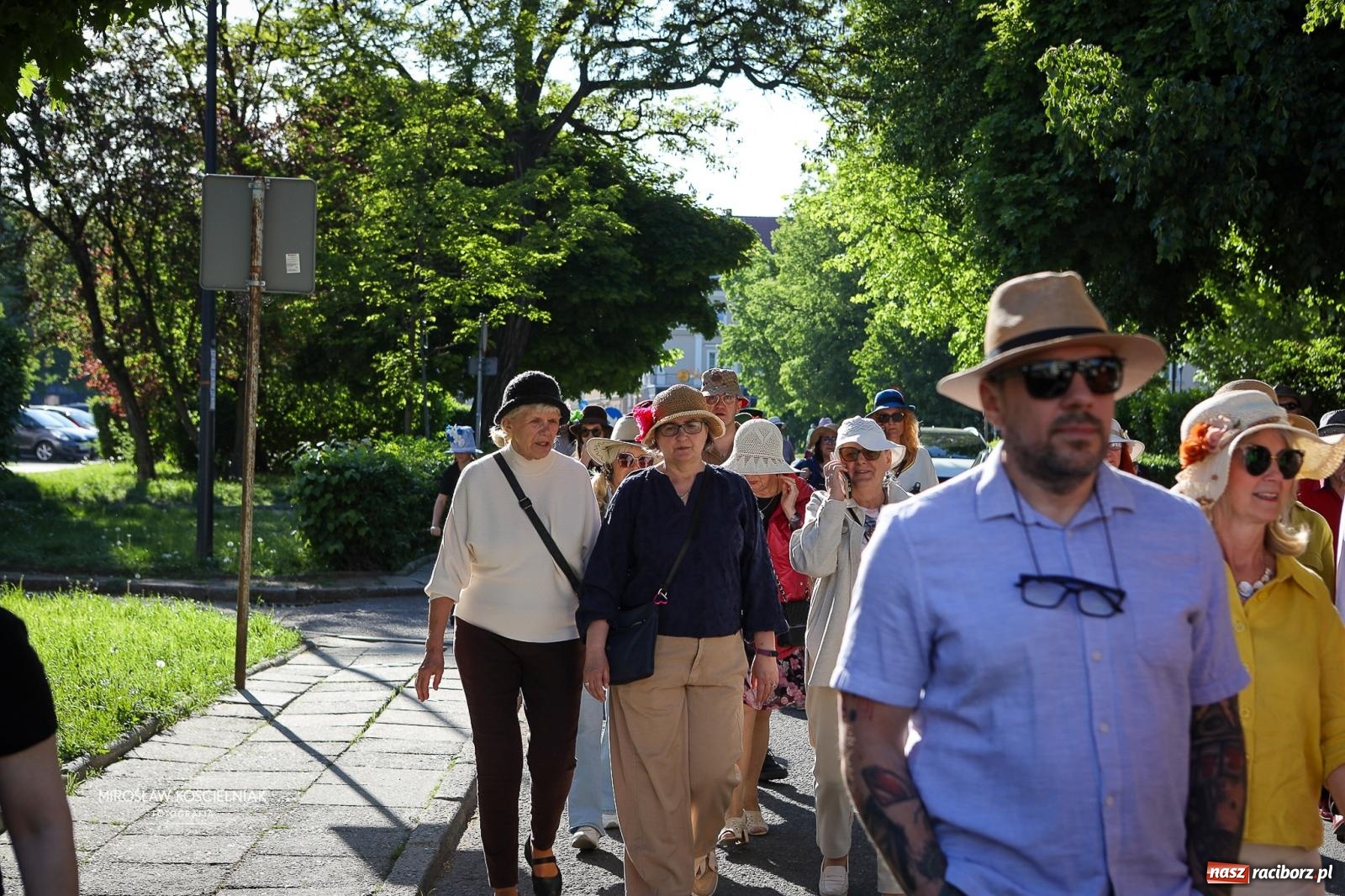 Zdjęcie w galerii na portalu naszraciborz.pl: Raciborski Spacer w Kapeluszach połączył modę, historię i miejską opowieść [FOTO] wiadomości z regionu