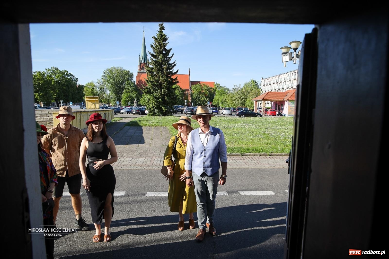 Zdjęcie w galerii na portalu naszraciborz.pl: Raciborski Spacer w Kapeluszach połączył modę, historię i miejską opowieść [FOTO] wiadomości z regionu