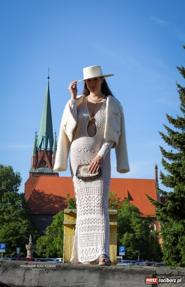 Zdjęcie w galerii na portalu naszraciborz.pl: Raciborski Spacer w Kapeluszach połączył modę, historię i miejską opowieść [FOTO] wiadomości z regionu