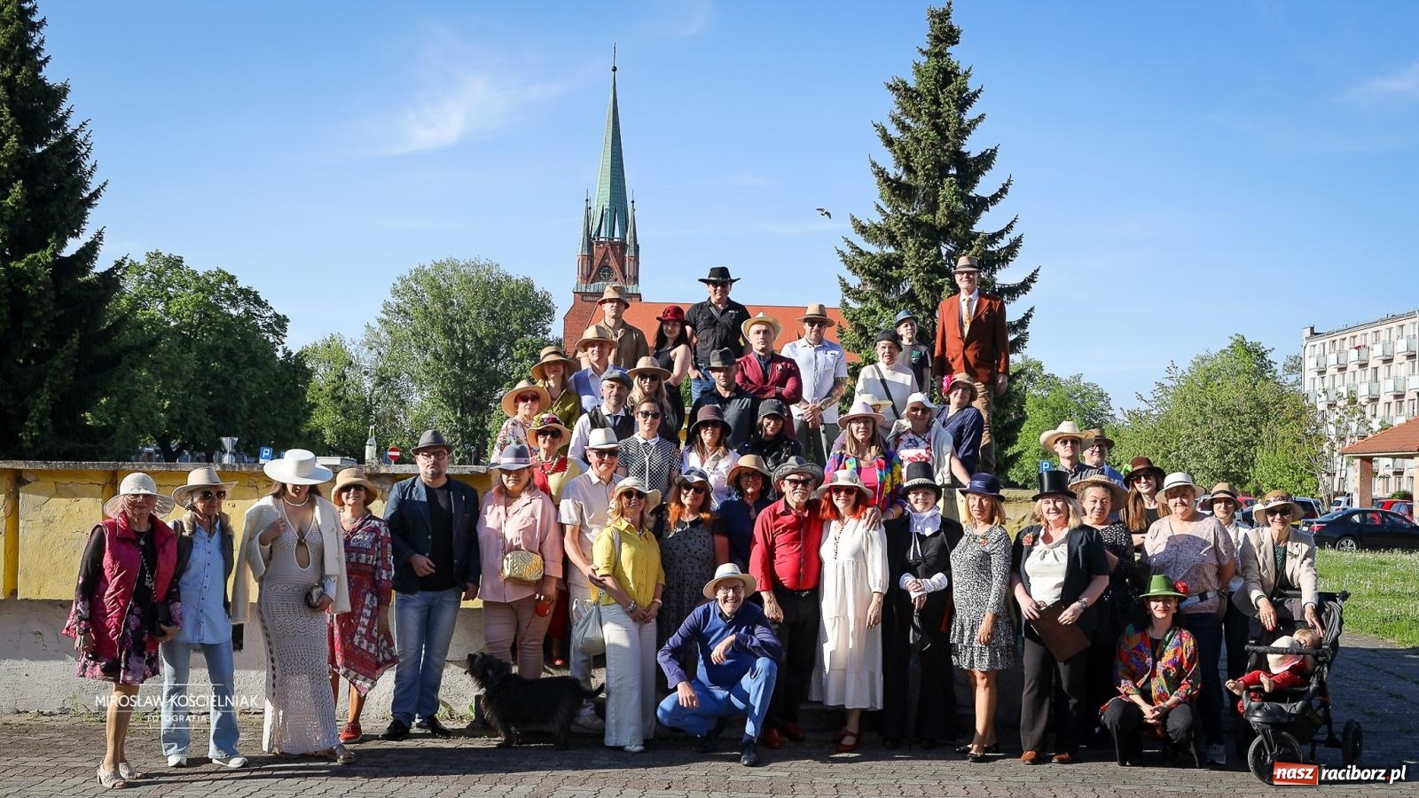 Zdjęcie w galerii na portalu naszraciborz.pl: Raciborski Spacer w Kapeluszach połączył modę, historię i miejską opowieść [FOTO] wiadomości z regionu