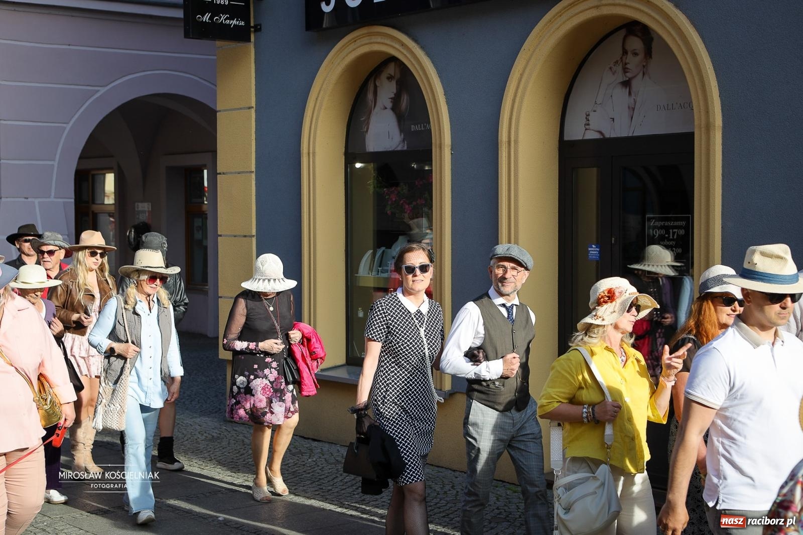Zdjęcie w galerii na portalu naszraciborz.pl: Raciborski Spacer w Kapeluszach połączył modę, historię i miejską opowieść [FOTO] wiadomości z regionu