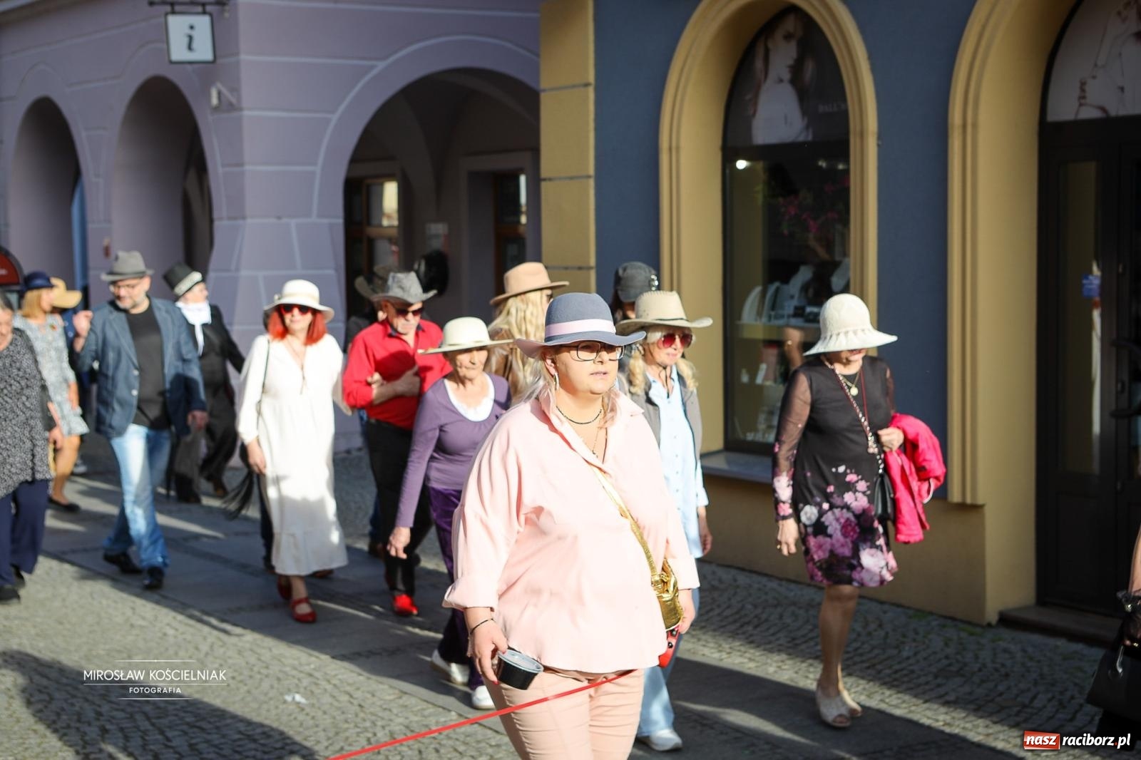 Zdjęcie w galerii na portalu naszraciborz.pl: Raciborski Spacer w Kapeluszach połączył modę, historię i miejską opowieść [FOTO] wiadomości z regionu