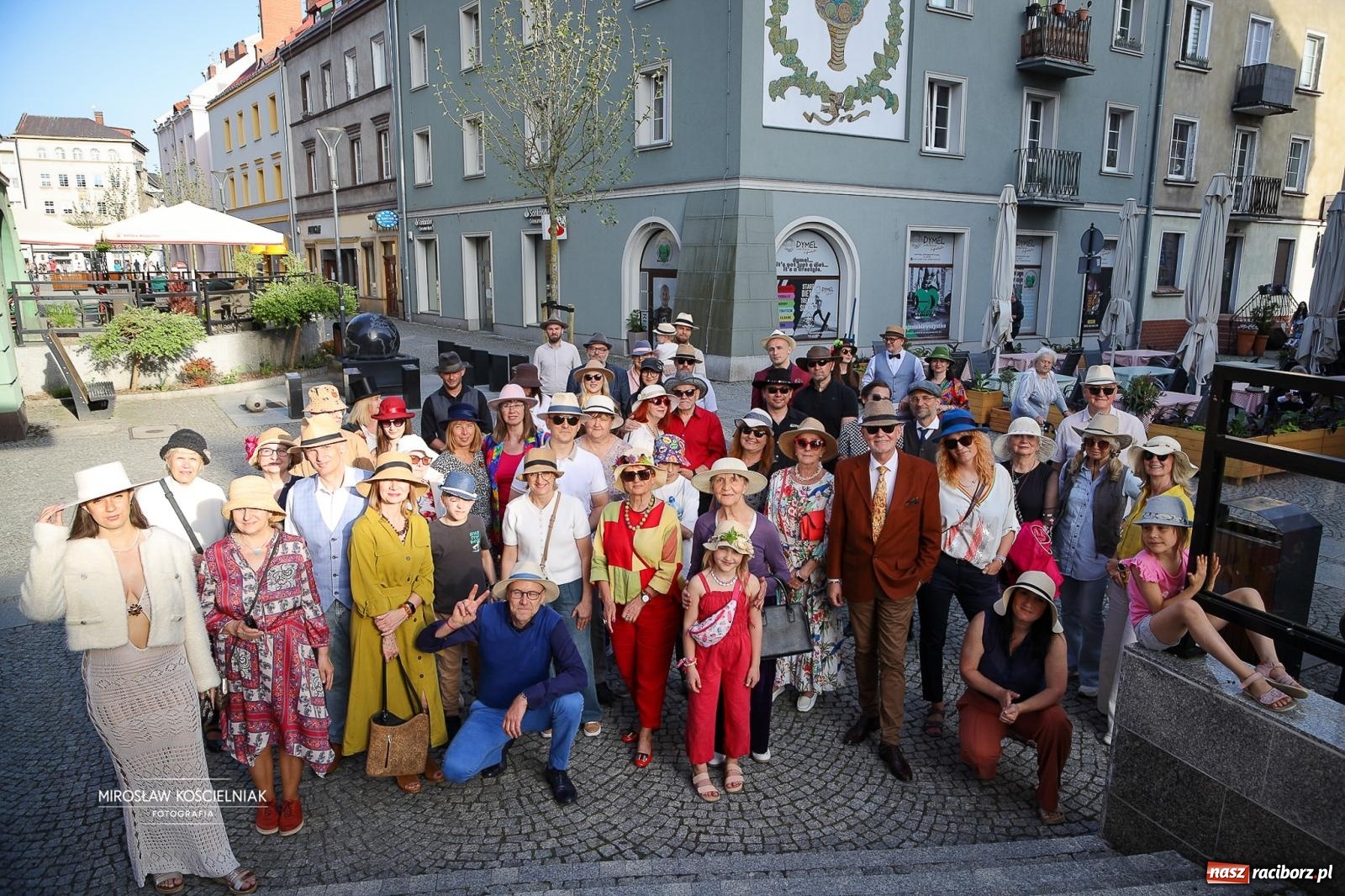 Zdjęcie w galerii na portalu naszraciborz.pl: Raciborski Spacer w Kapeluszach połączył modę, historię i miejską opowieść [FOTO] wiadomości z regionu