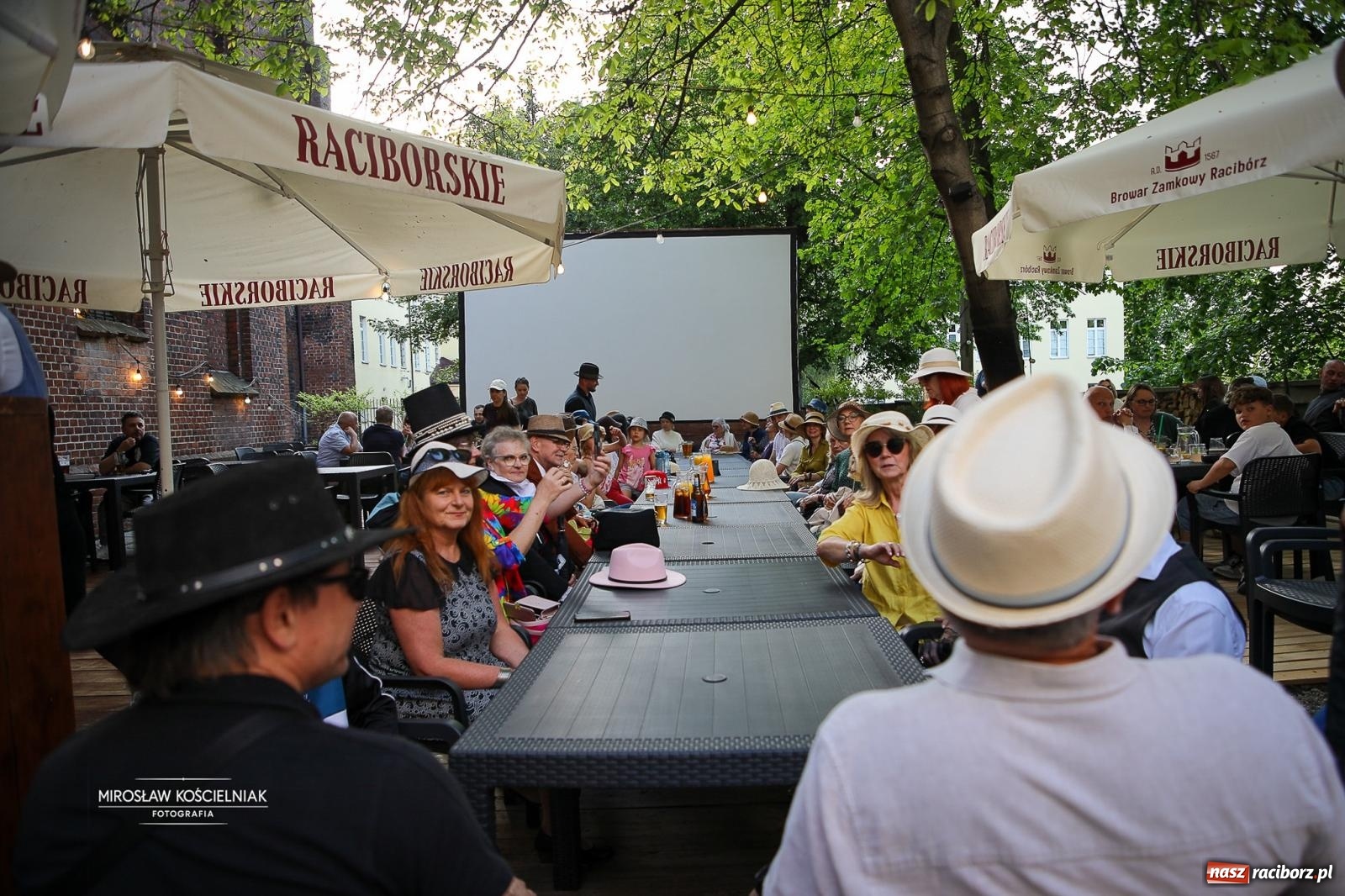 Zdjęcie w galerii na portalu naszraciborz.pl: Raciborski Spacer w Kapeluszach połączył modę, historię i miejską opowieść [FOTO] wiadomości z regionu