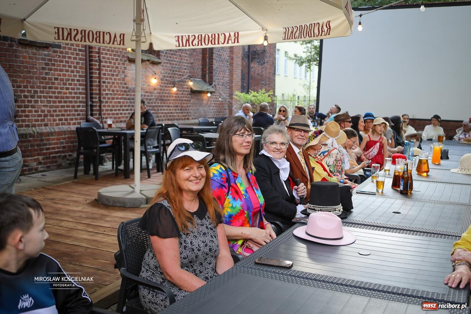 Zdjęcie w galerii na portalu naszraciborz.pl: Raciborski Spacer w Kapeluszach połączył modę, historię i miejską opowieść [FOTO] wiadomości z regionu