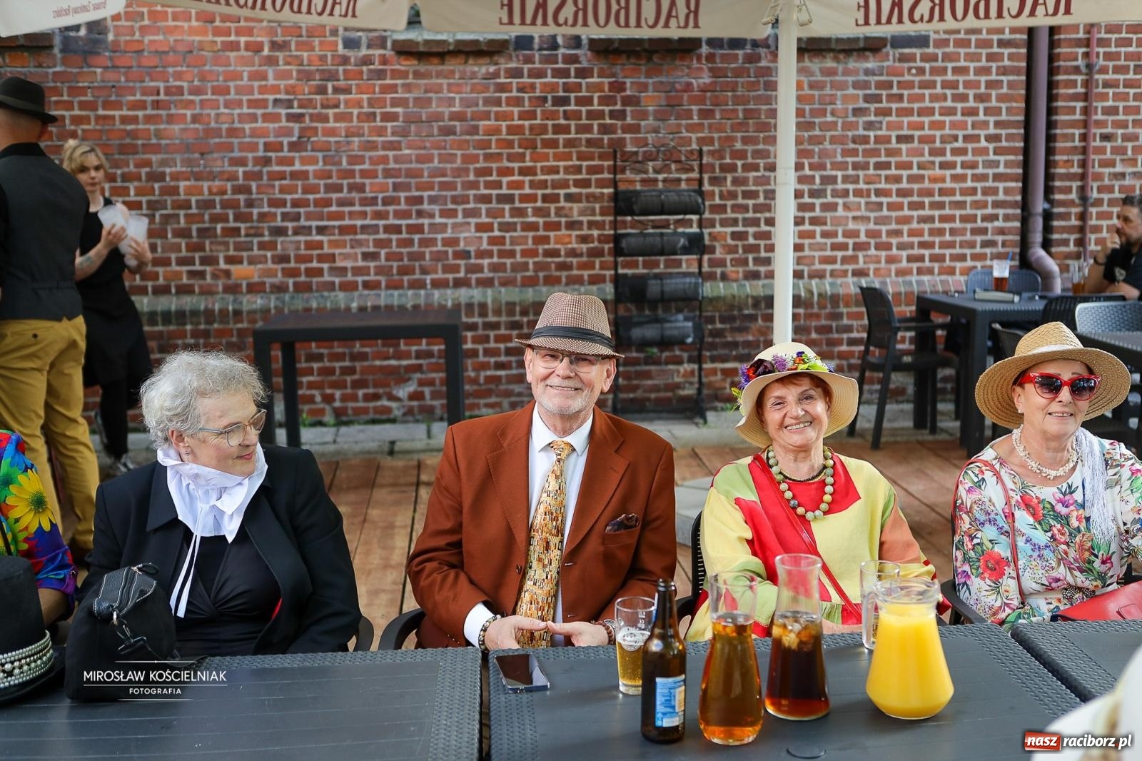Zdjęcie w galerii na portalu naszraciborz.pl: Raciborski Spacer w Kapeluszach połączył modę, historię i miejską opowieść [FOTO] wiadomości z regionu