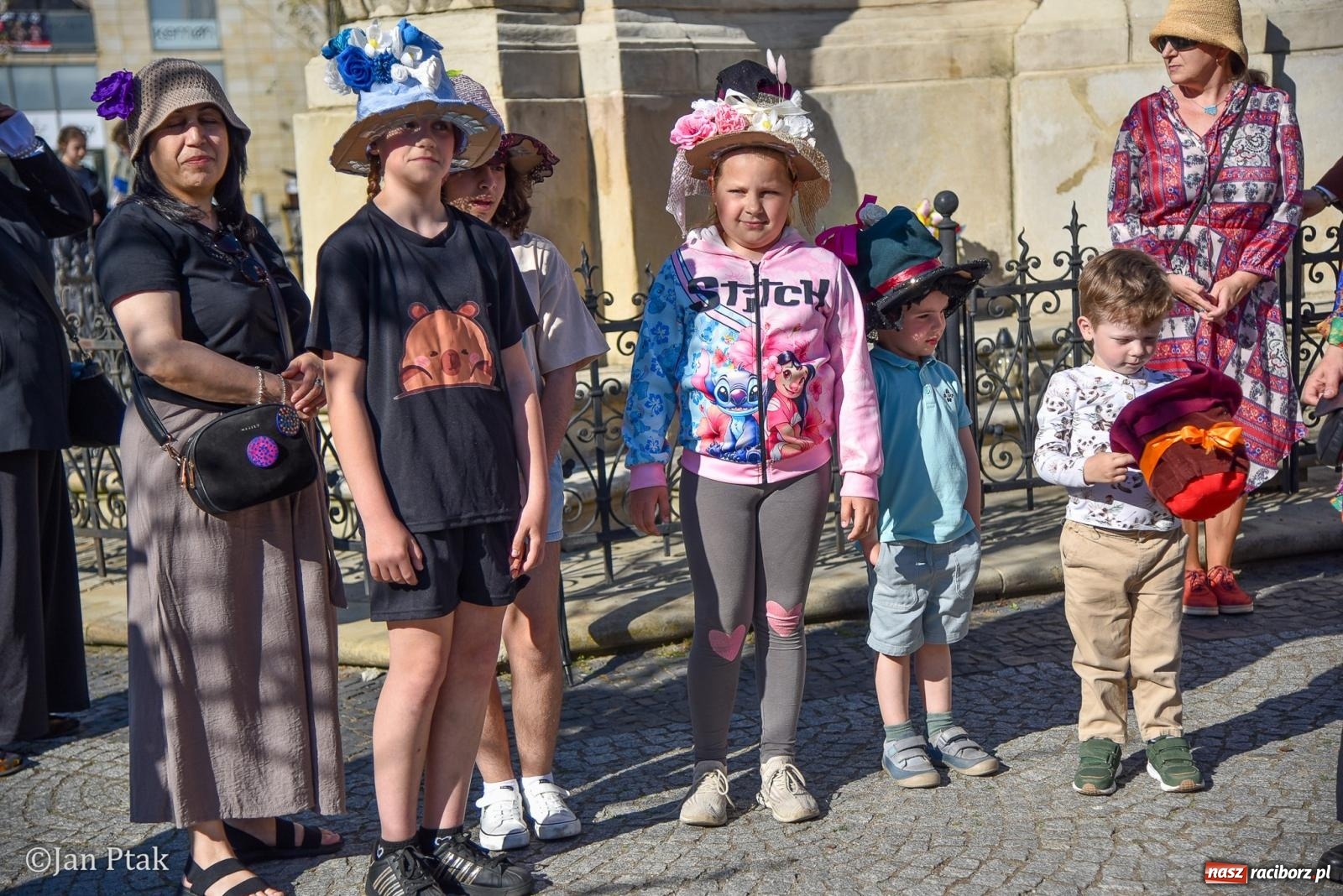 Zdjęcie w galerii na portalu naszraciborz.pl: Raciborski Spacer w Kapeluszach połączył modę, historię i miejską opowieść [FOTO] wiadomości z regionu