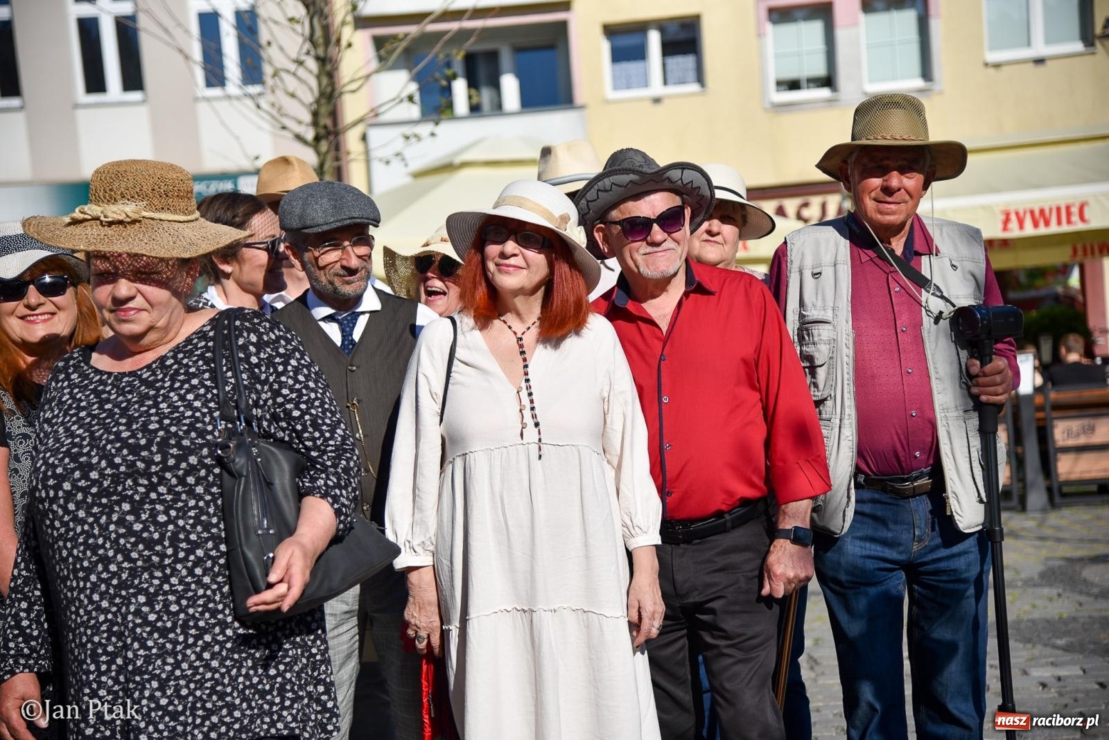 Zdjęcie w galerii na portalu naszraciborz.pl: Raciborski Spacer w Kapeluszach połączył modę, historię i miejską opowieść [FOTO] wiadomości z regionu